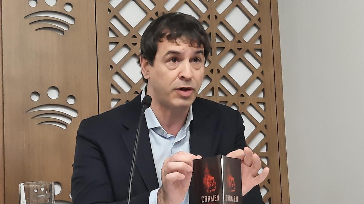 El responsable de la Oficina de Artes Escénicas de la Diputación de Badajoz, David Sánchez, en una rueda de prensa.