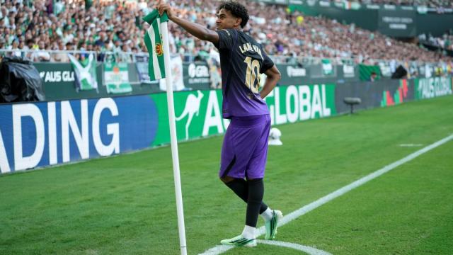 Lamine Yamal celebra su gol frente al Real Betis Balompié en la Cartuja.