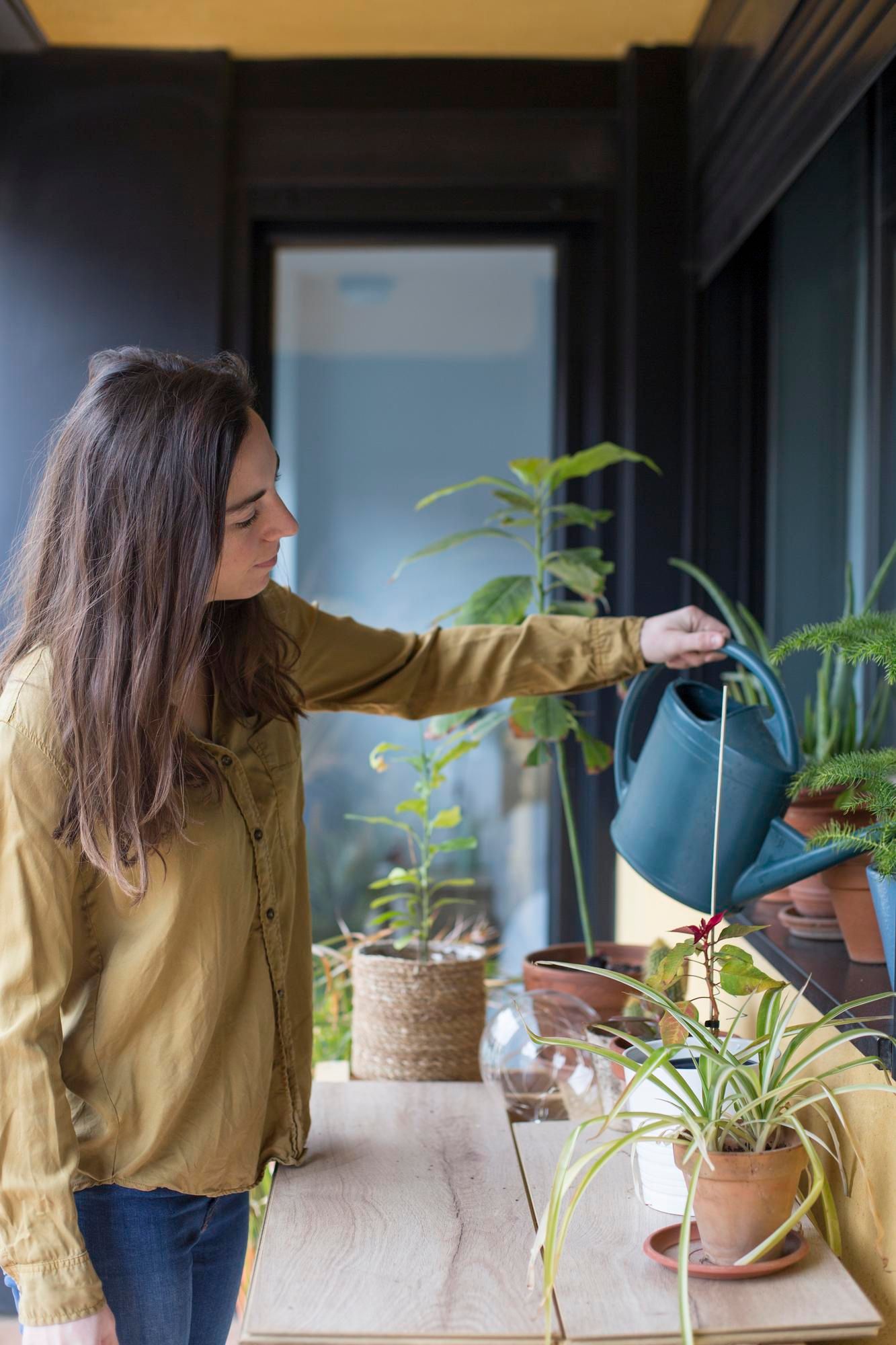 Una mujer riega las plantas en su pausa de diez minutos.