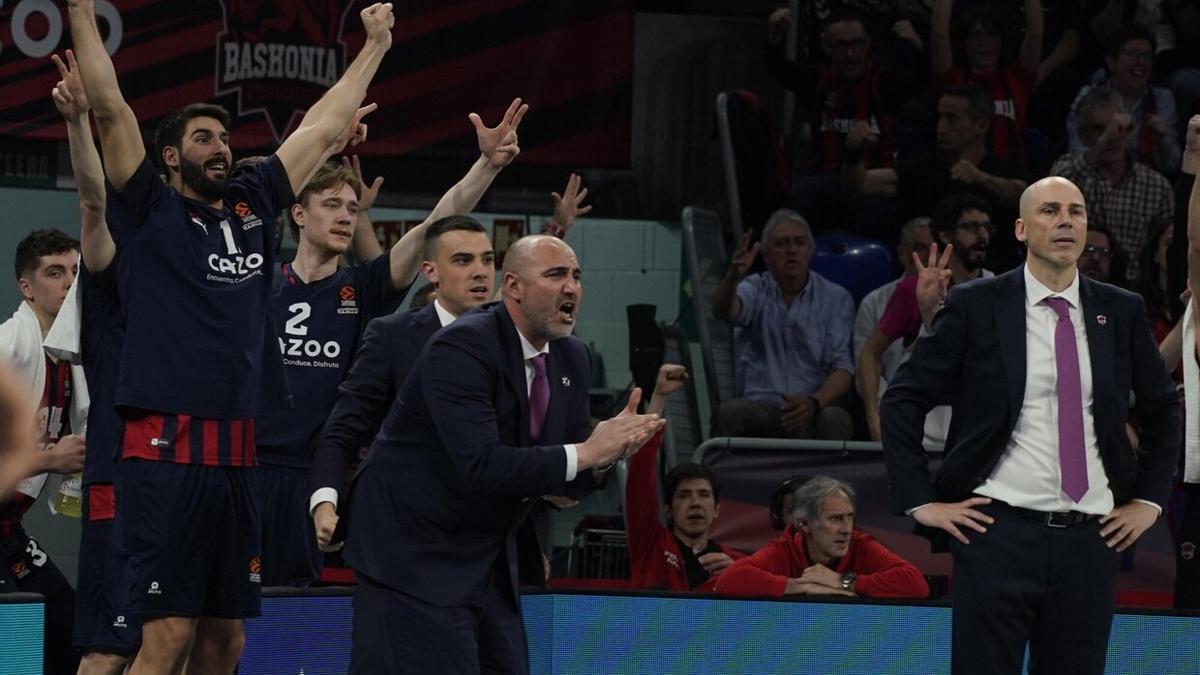 El banquillo del Baskonia celebra una canasta durante el partido ante el Alba, mientras Peñarroya sigue atento al encuentro