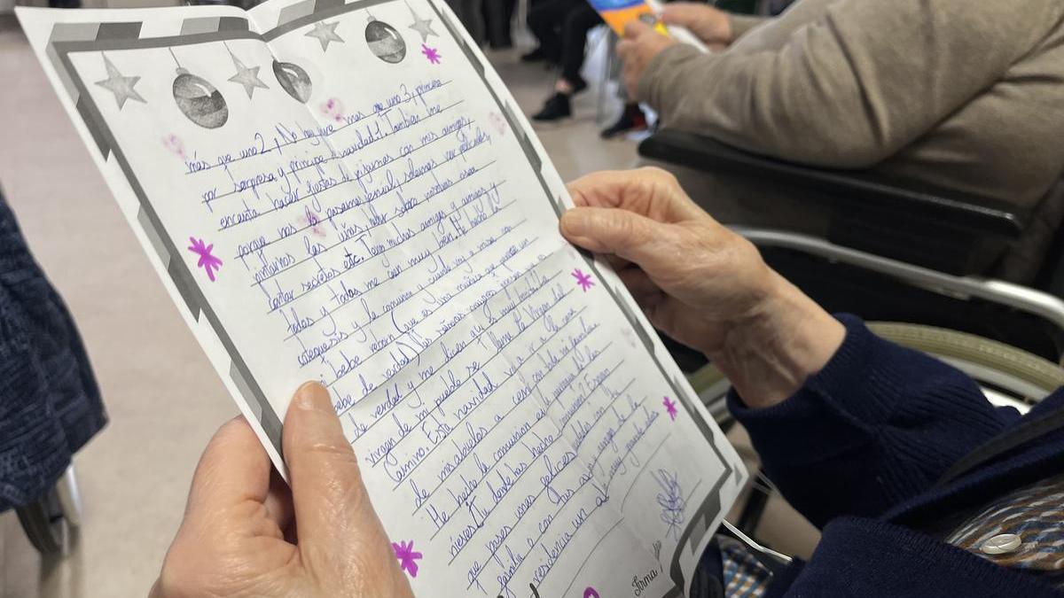 Una persona mayor leyendo una carta