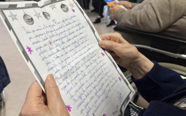 Una persona mayor leyendo una carta