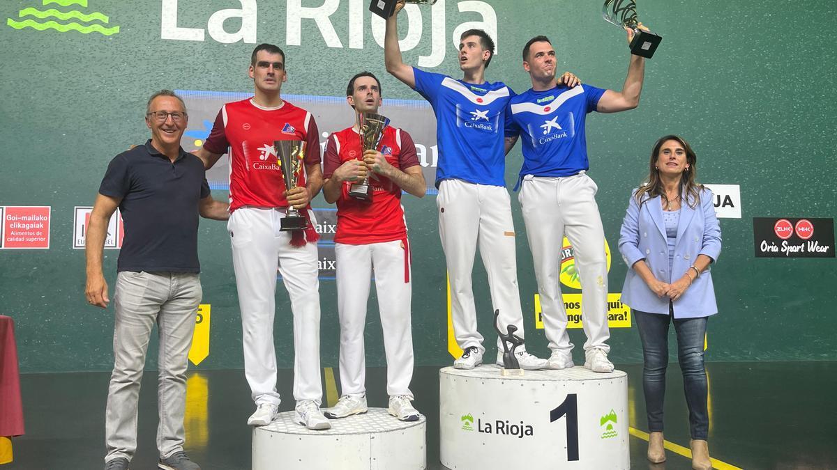 Martxel Iztueta y Erik Jaka alzan los trofeos de campeones del Torneo San Mateo Serie A.