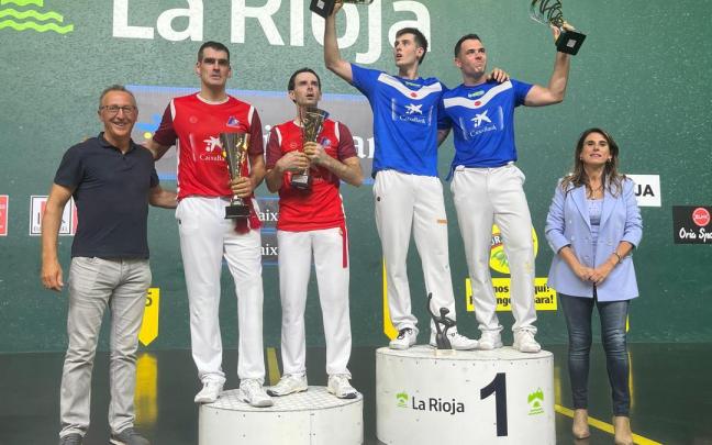 Martxel Iztueta y Erik Jaka alzan los trofeos de campeones del Torneo San Mateo Serie A.