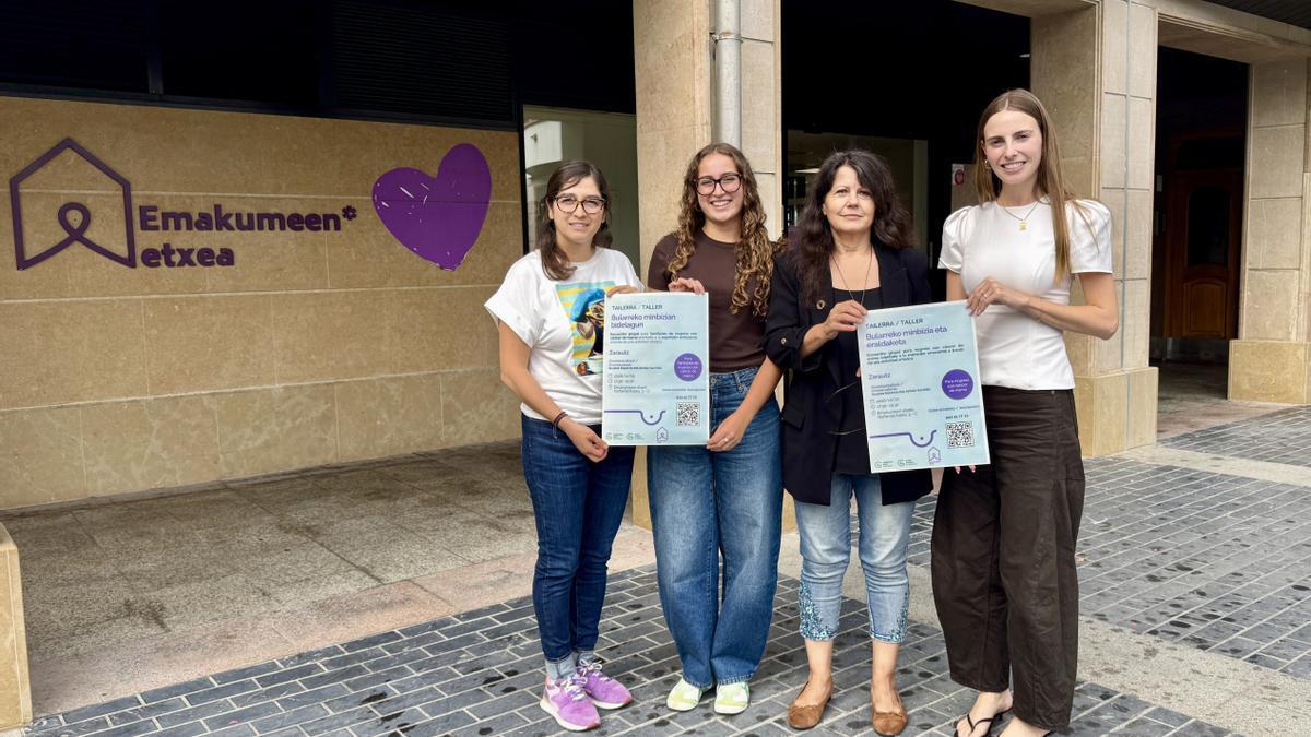 Gloria Vázquez, concejala de Igualdad, con representantes de la Asociación Contra el Cáncer y del departamento de Igualdad.