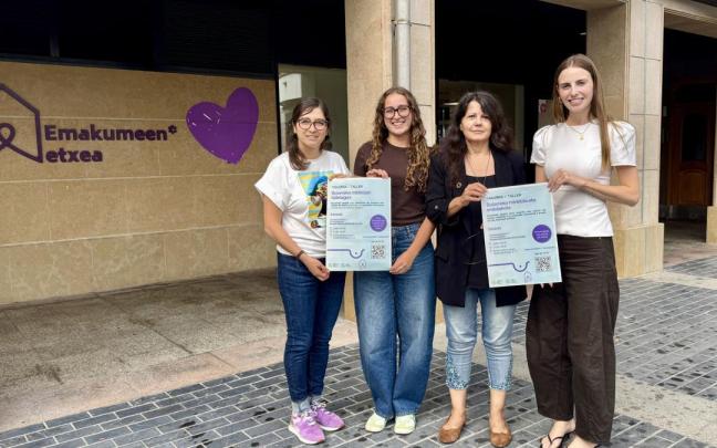 Gloria Vázquez, concejala de Igualdad, con representantes de la Asociación Contra el Cáncer y del departamento de Igualdad.