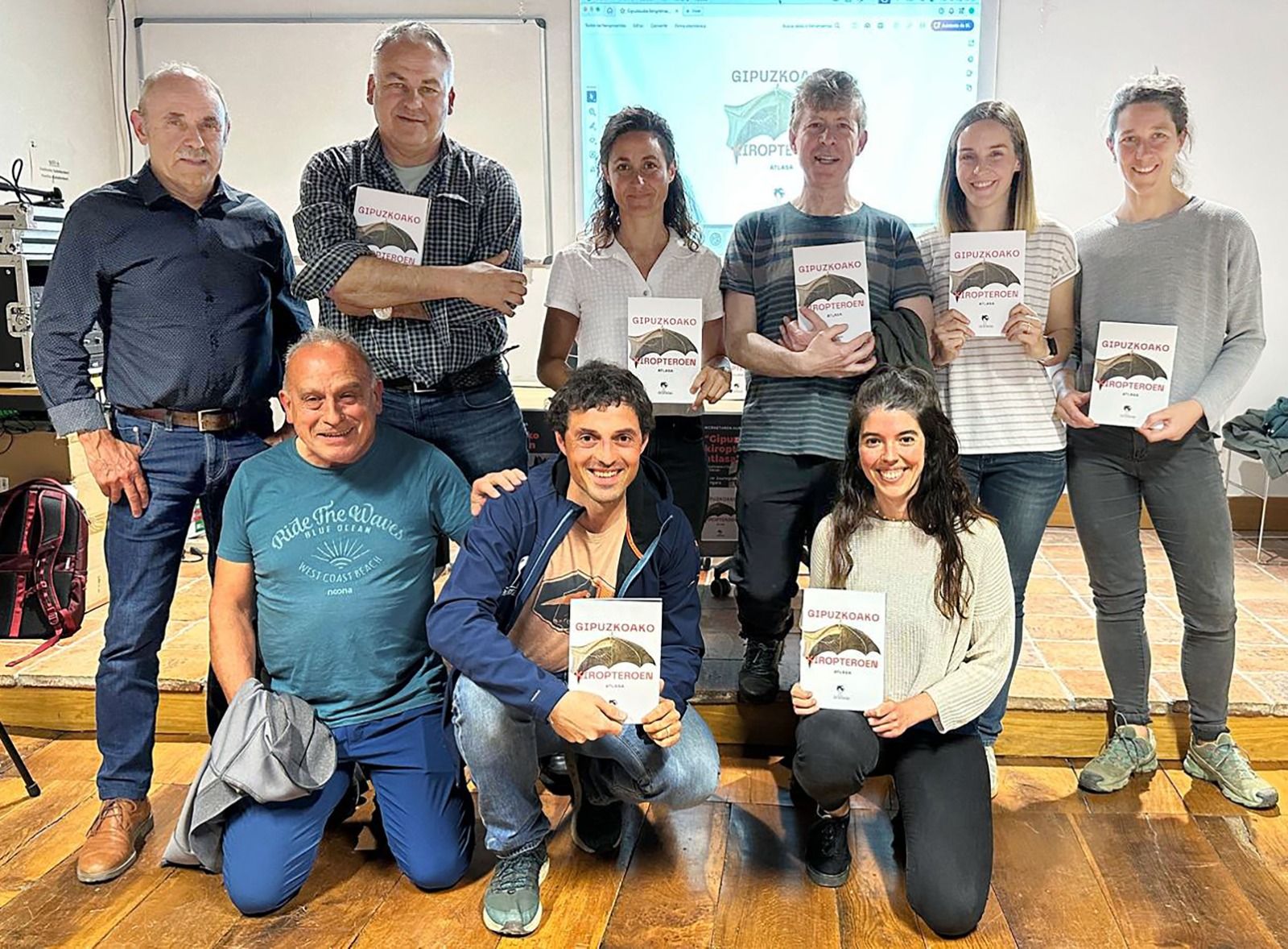 Miembros de Naturtzaindia Elkartea en el acto de presentación del atlas que tuvo lugar en Bergara.