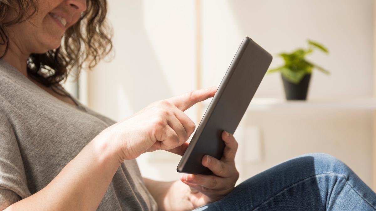 Una mujer chatea con un chatbot de IA en una tablet.