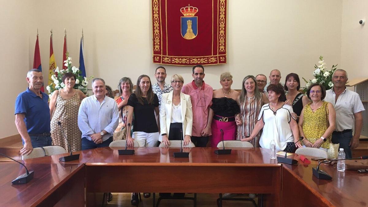 La alcaldesa de Lerín, Consuelo Ochoa, junto con miembros de su partido.