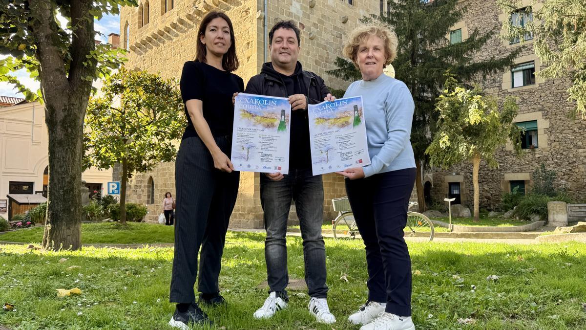 Maider Izagirre, coordinadora de Zurekin, Xabier Txurruka, alcalde de Zarautz, y Ruth Mozo, secretaria de la oficina de la Denominación de Origen Getariako Txakolina.