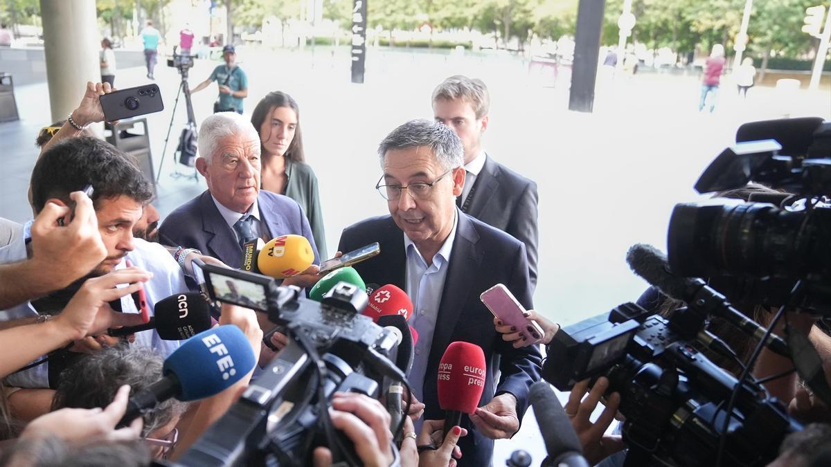 Josep Maria Bartomeu ofrece declaraciones a su salida de los juzgados.