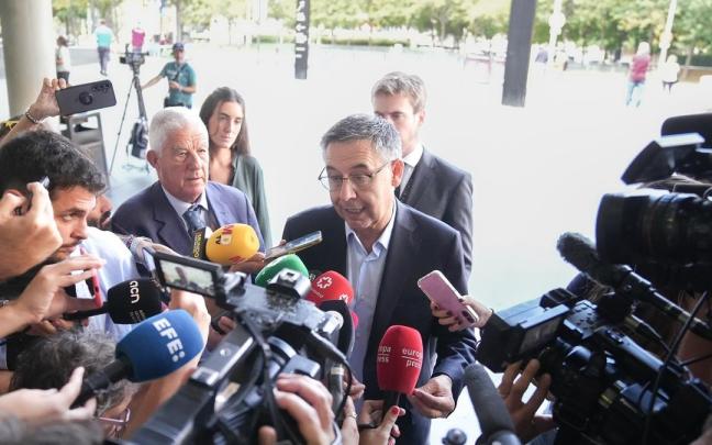 Josep Maria Bartomeu ofrece declaraciones a su salida de los juzgados.