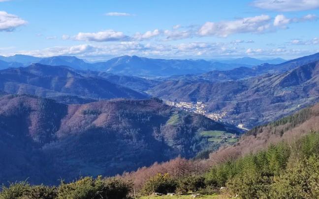 Vista, en primer plano, de la zona en la que se plantea instalar el parque eólico de Basalgo, con la localidad de Eibar al fondo.