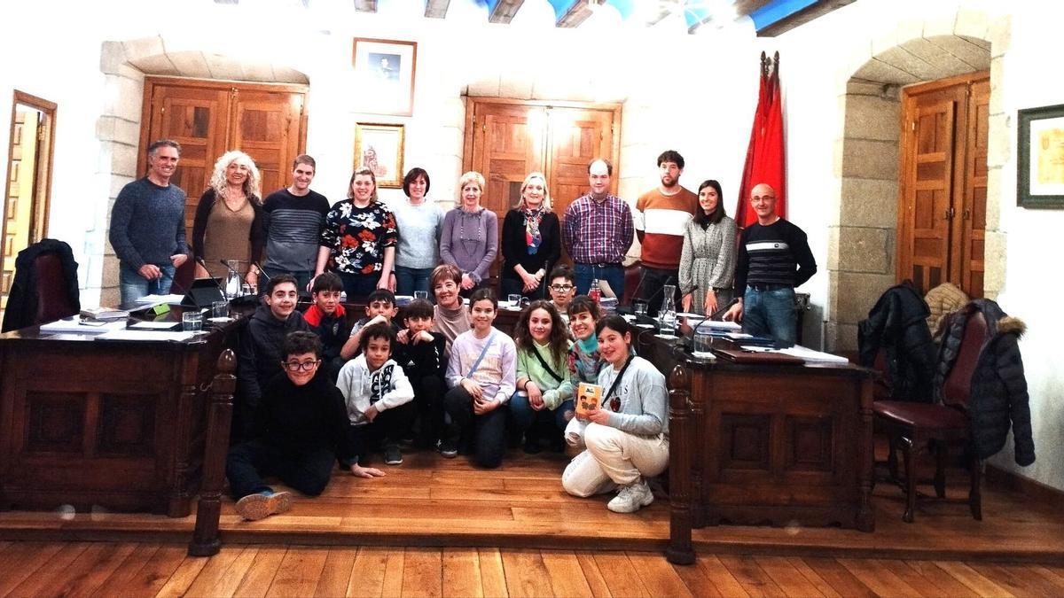 Representantes del órgano infantil en su visita al consistorio de Viana.