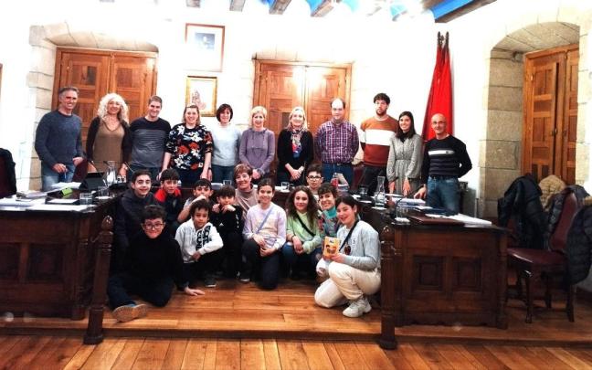 Representantes del órgano infantil en su visita al consistorio de Viana. Representantes del órgano infantil en su visita al consistorio de Viana.