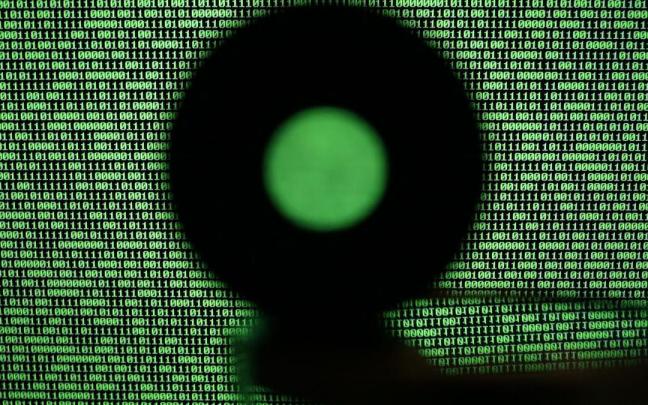 La pantalla de un ordenador mostrando código binario.