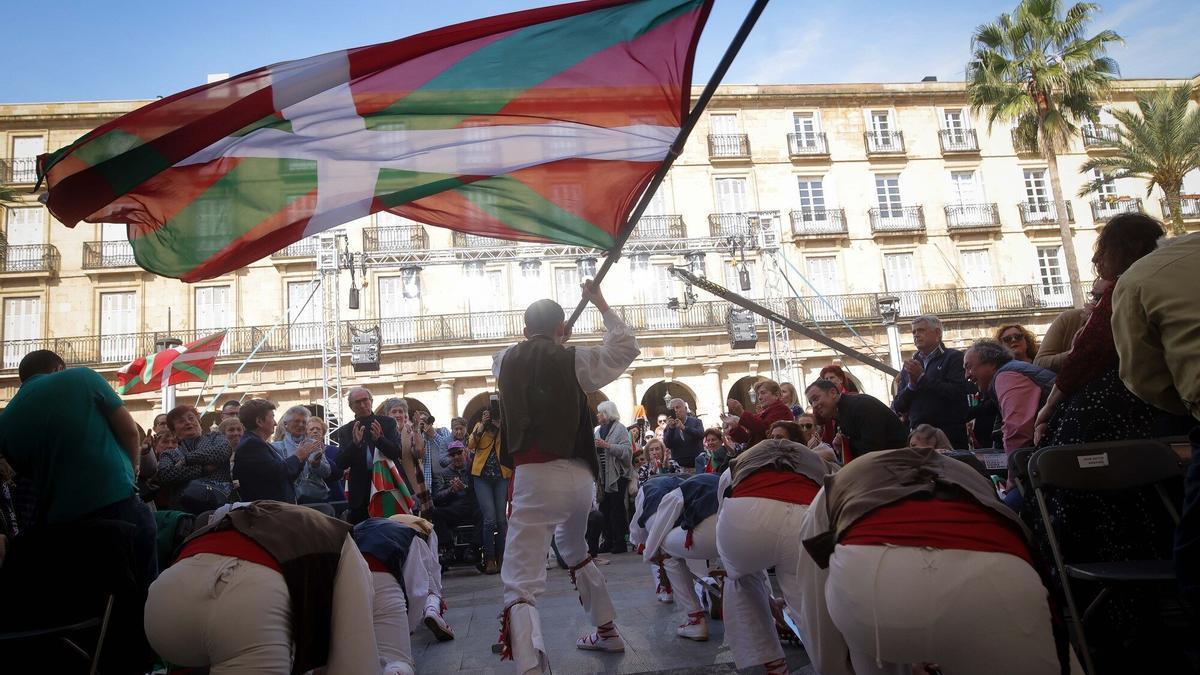 Un grupo de personas participa en la celebración del Aberri Eguna.