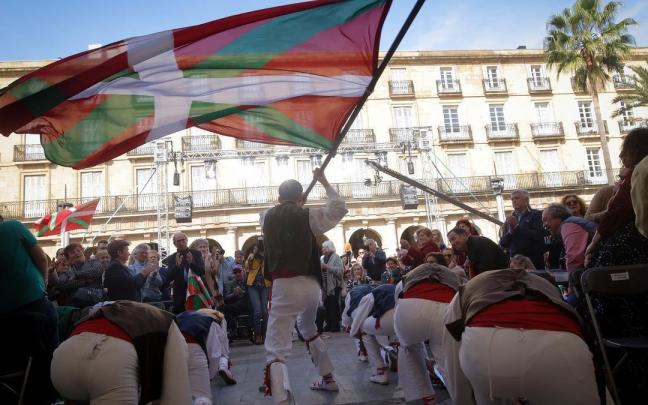 Un grupo de personas participa en la celebración del Aberri Eguna.