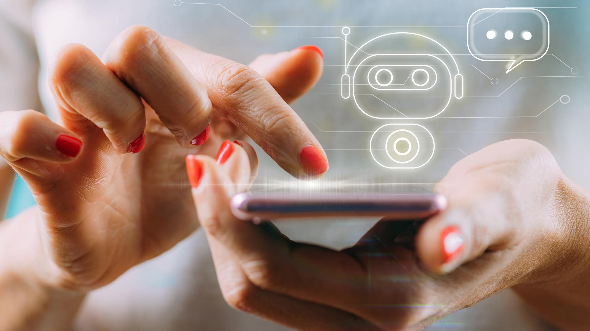 Una mujer interactúa con un asistente virtual.