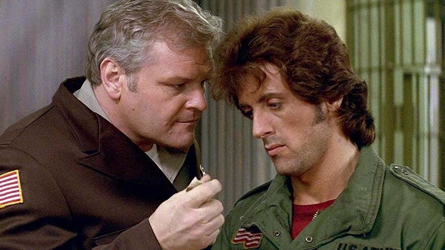 Sylvester Stallone (d) en Rambo (Acorralado).