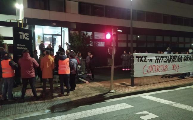 Cartel de protesta en la entrada de la empresa TKE de Andoain