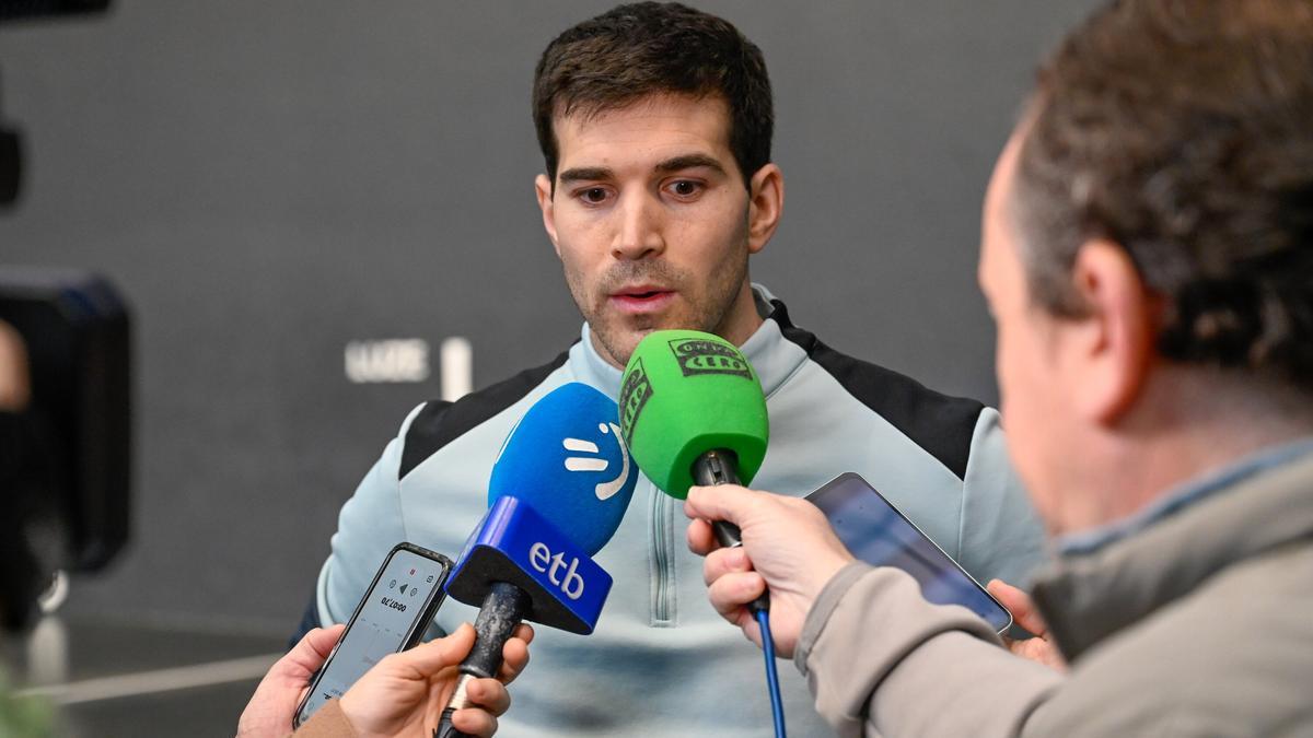Jaka-Iztueta y Elordi-Zabaleta eligen material para la segunda jornada de la liguilla de semifinales del Campeonato de Parejas en el Atano III de Donostia.