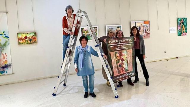 Marian Daubagna, Marisol Calzada, Sandra Atutxa, Ana Rosa Arroyo y Arantza Pineda Arribas en pleno proceso de montaje de la muestra