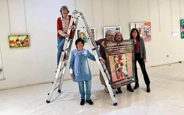 Marian Daubagna, Marisol Calzada, Sandra Atutxa, Ana Rosa Arroyo y Arantza Pineda Arribas en pleno proceso de montaje de la muestra