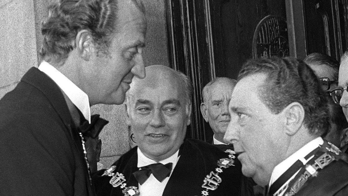 Pío Canabillas (derecha), charlando con Juan Carlos I
