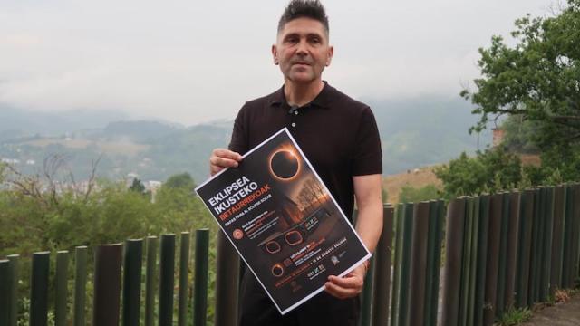 El alcalde, Mikel Serrano, con el cartel de la iniciativa.