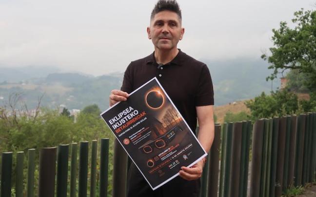 El alcalde, Mikel Serrano, con el cartel de la iniciativa.