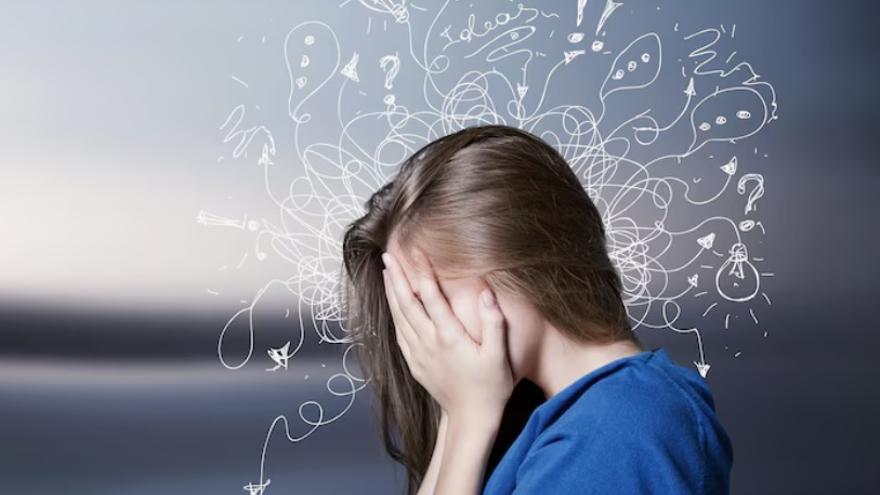 Una joven muestra signos de ansiedad.