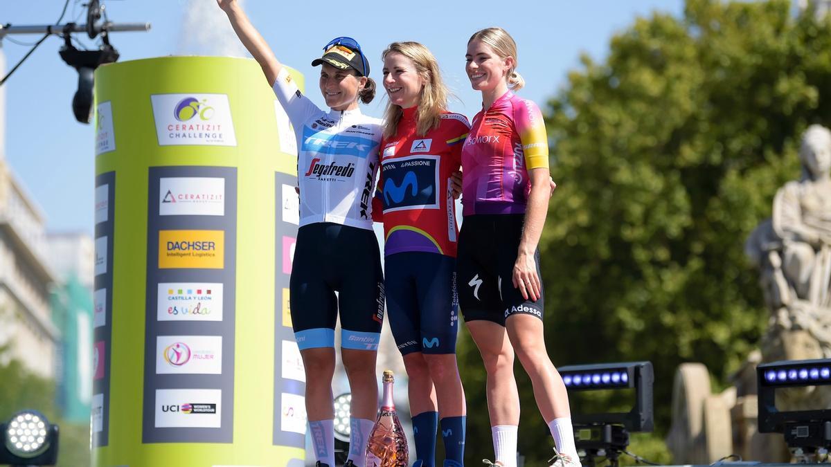 Van Vleuten, vencedora, y Vollering, en el podio.
