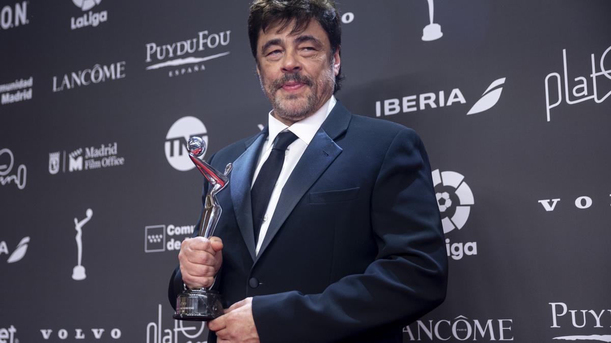 Del Toro posa con el Premio Platino de Honor.