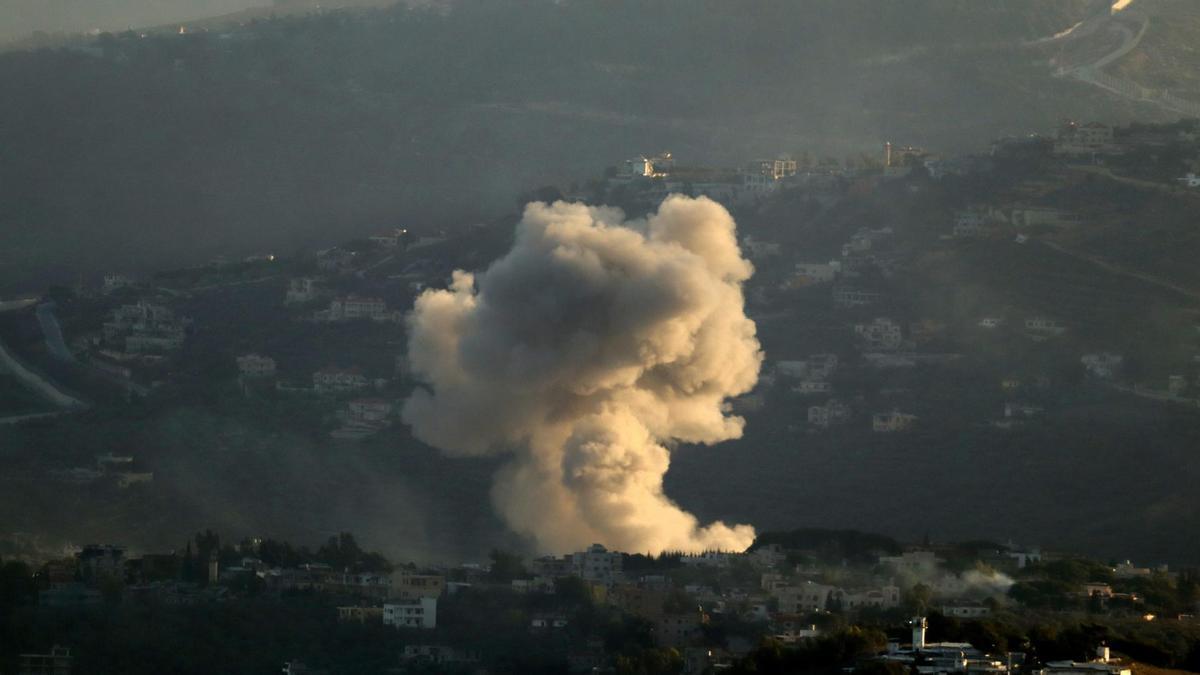 Columna de humo tras un ataque israelí en la villa de Kafr Kila, al sur del Líbano