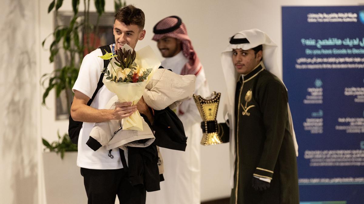 Aimar Oroz, a la llegada de Osasuna a Riad. JAVIER BERGASA / CA OSASUNA
