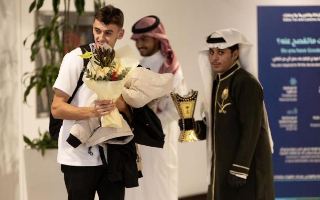 Aimar Oroz, a la llegada de Osasuna a Riad. JAVIER BERGASA / CA OSASUNA