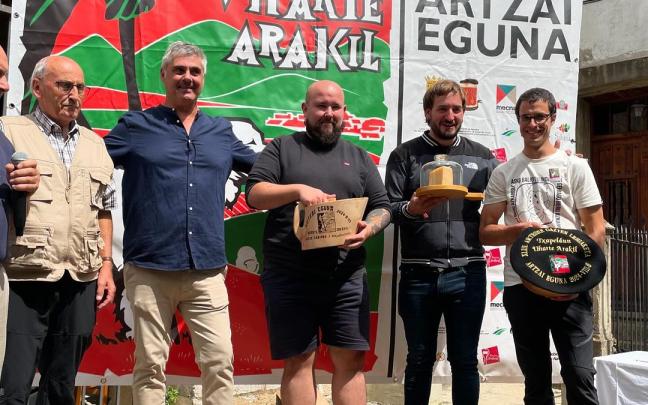 Iñaki Andradas, del Baserriberri, posa junto al queso ganador y su elaborador. Foto: @artzaiegunauhartearakil (Instagram) Iñaki Andradas, del Baserriberri, posa junto al queso ganador y su elaborador. Foto: @artzaiegunauhartearakil (Instagram)
