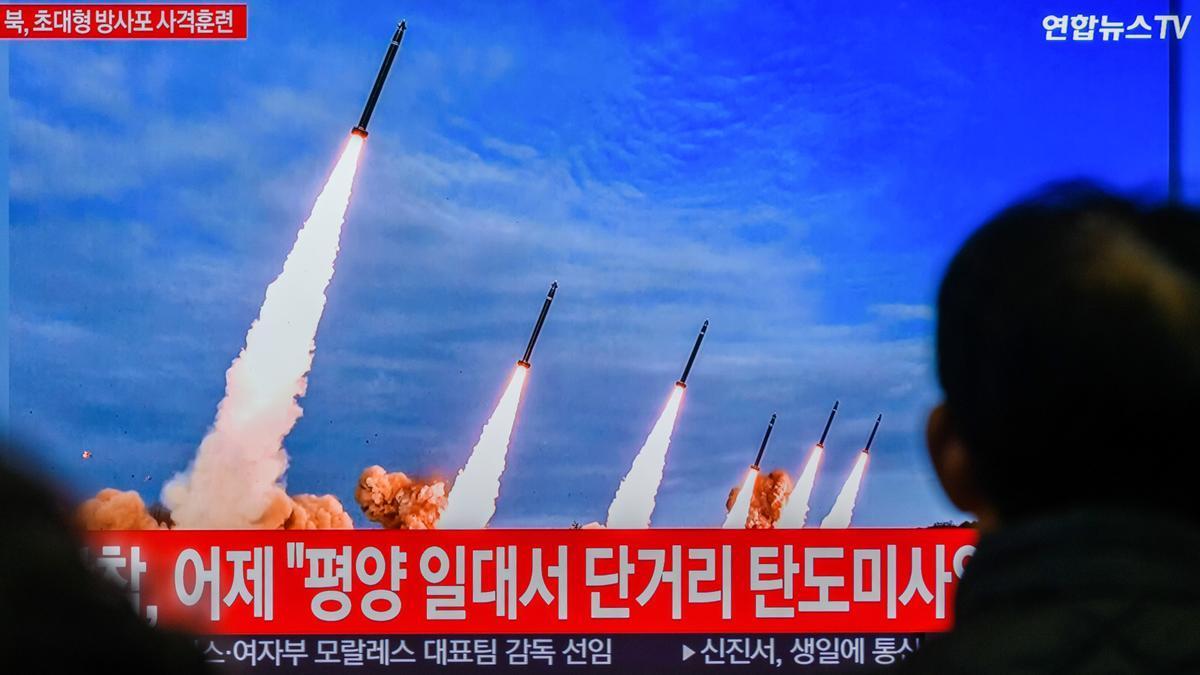 El líder de Corea del Norte supervisa la prueba de un lanzacohetes múltiple con "nueva tecnología".