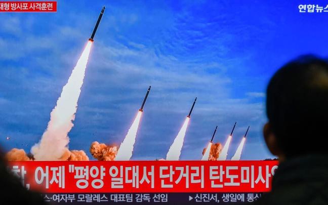 El líder de Corea del Norte supervisa la prueba de un lanzacohetes múltiple con "nueva tecnología".