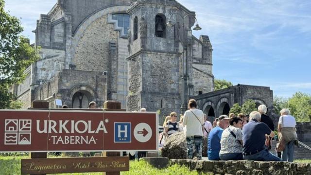 Numerosas personas se daba cita para dar dar vueltas a la roca