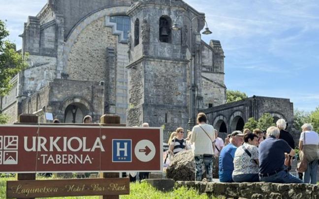 Numerosas personas se daba cita para dar dar vueltas a la roca