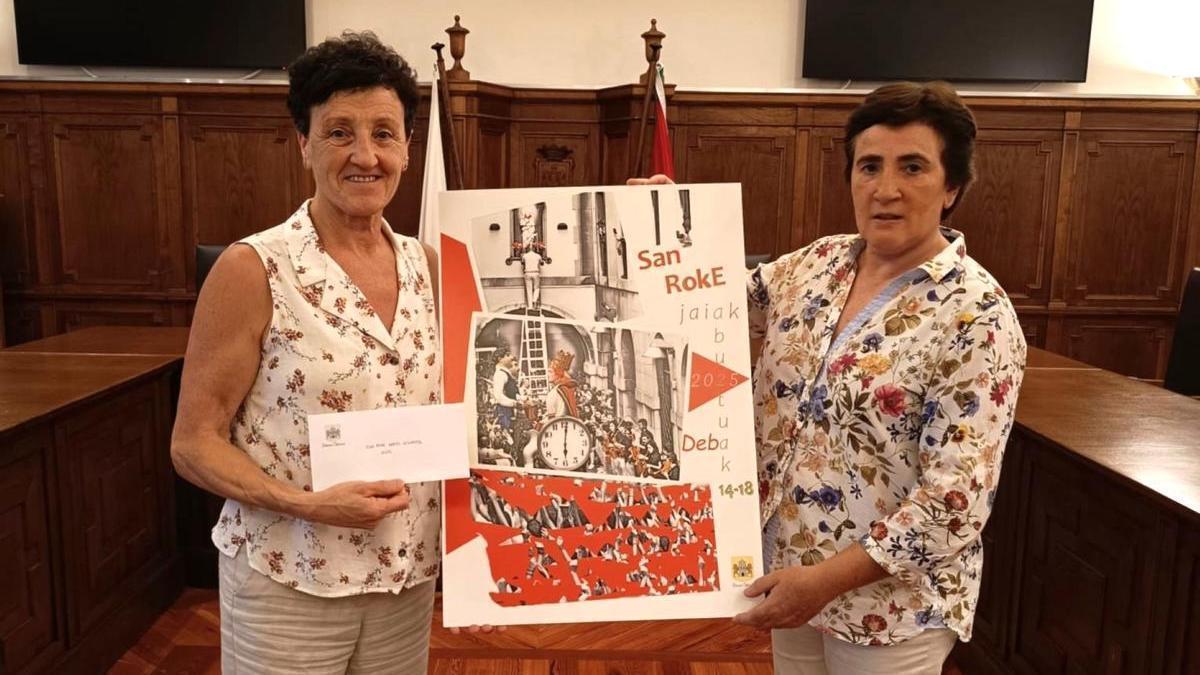 Inma Alberdi, recogiendo el premio como autora del cartel que ilustrará las fiestas de San Roke de este año.