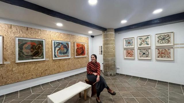 La artista hondarribiarra Julia Lasa en su exposición 'Hutsa-Desierta', que se podrá visitar en Maddalen Arte Gunea durante todo el mes de febrero.