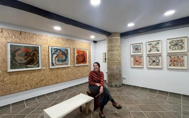 La artista hondarribiarra Julia Lasa en su exposición 'Hutsa-Desierta', que se podrá visitar en Maddalen Arte Gunea durante todo el mes de febrero.