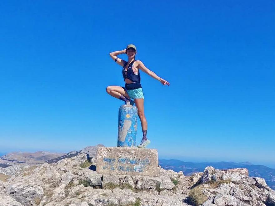 Miriam en la cima del Aratz