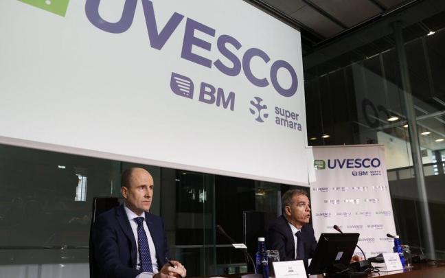 El director general del Grupo Uvesco, a la izquierda, junto al presidente hoy en Donostia.