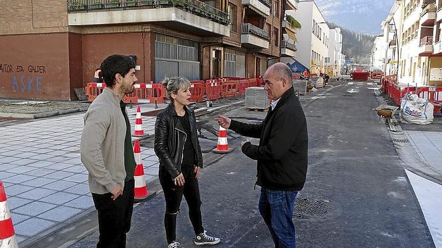 Elkoro, Otxoa y la técnico Elena Gibello, ayer, en las obras.