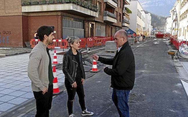 Elkoro, Otxoa y la técnico Elena Gibello, ayer, en las obras.