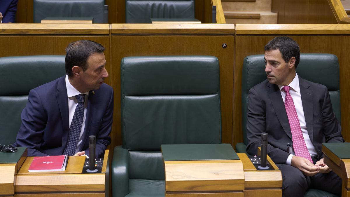 El vicelehendakari segundo, el socialista Mikel Torres, charla con el lehendakari Pradales en el Parlamento Vasco